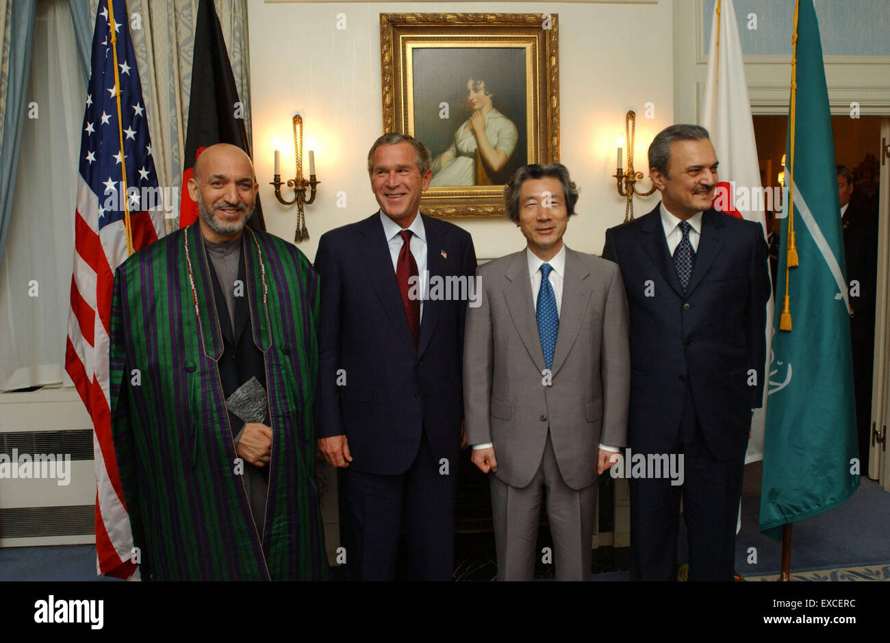 Fichier - un fichier photo datée du 12 septembre 2002 montre alors le président des États-Unis George W. Bush posant pour une photo de groupe avec, de gauche à droite, le président d'Afghanistan Hamid Karzaï, le Premier ministre japonais Junichiro Koizumi et le Ministre des affaires étrangères de l'Arabie saoudite le Prince Saud al-Faisal, à l'hôtel Waldorf-Astoria de New York. Les dirigeants ont annoncé un projet conjoint visant à fournir 180 millions de dollars pour l'amélioration des routes en Afghanistan. Le Prince Saud Bin Faisal bin Abdulaziz Al Saud est décédé de causes non divulgué le Jeudi, Juillet 9, 2015. Crédit obligatoire : Eric Draper - White House via CNP - AUCUN FIL SERVICE - Banque D'Images
