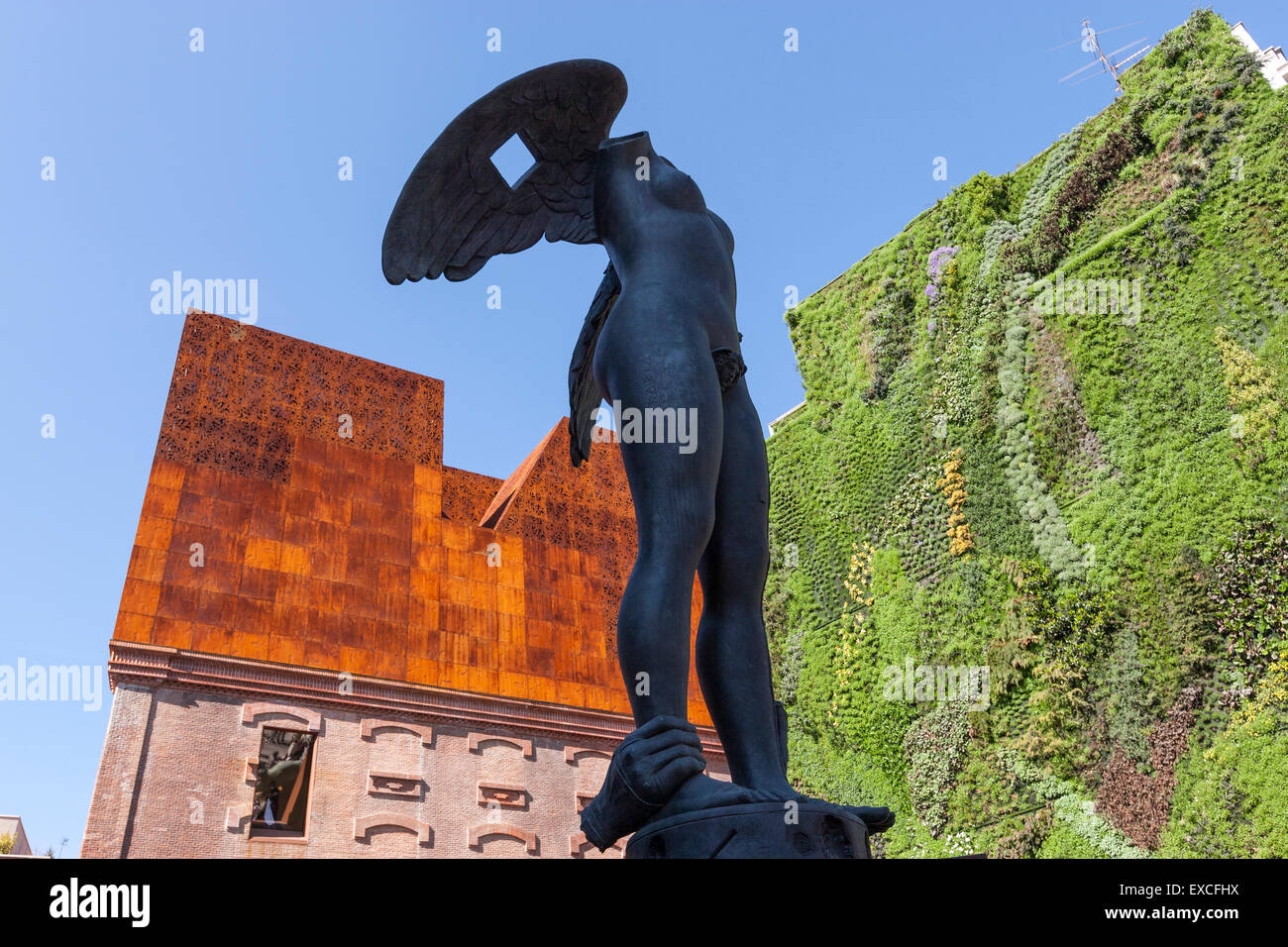 Ikaria par Igor Mitoraj en exposition de sculptures Caixa Forum, Paseo del Prado, Madrid Banque D'Images