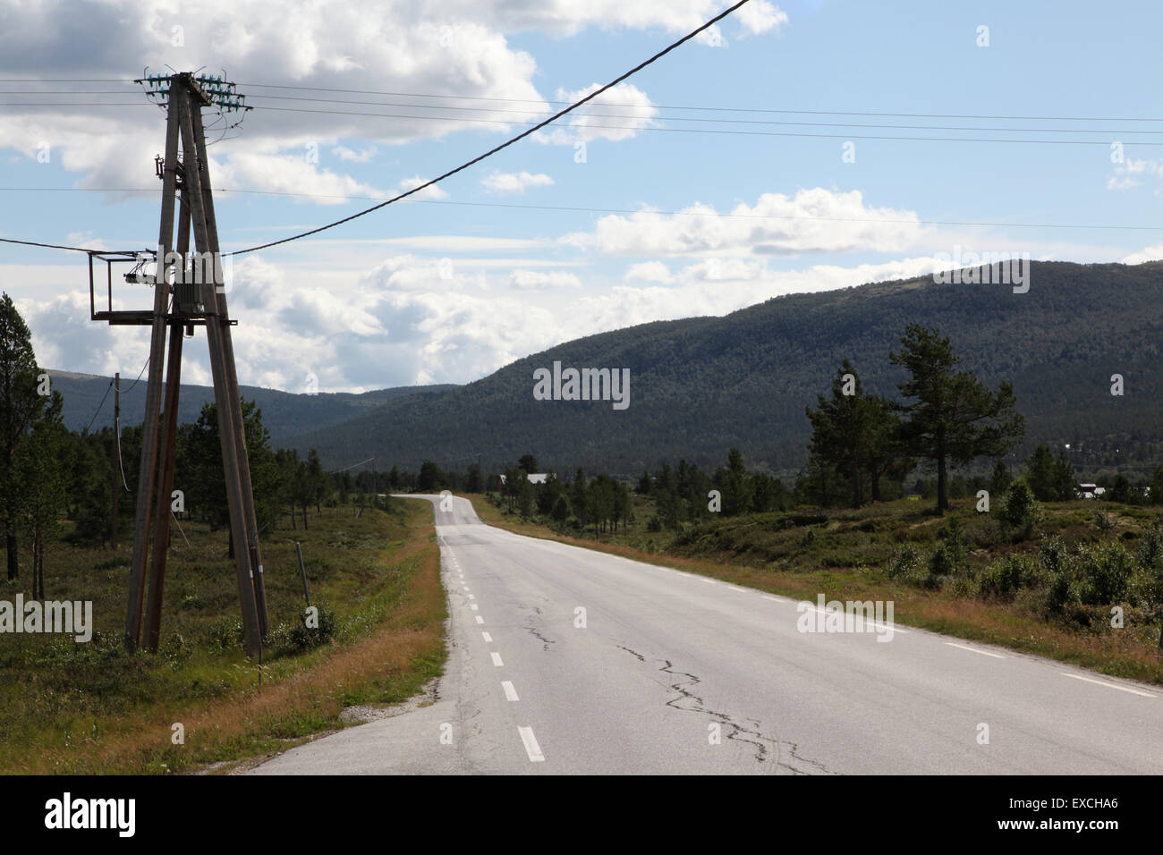 Route, lignes électriques et montagnes en Norvège Banque D'Images