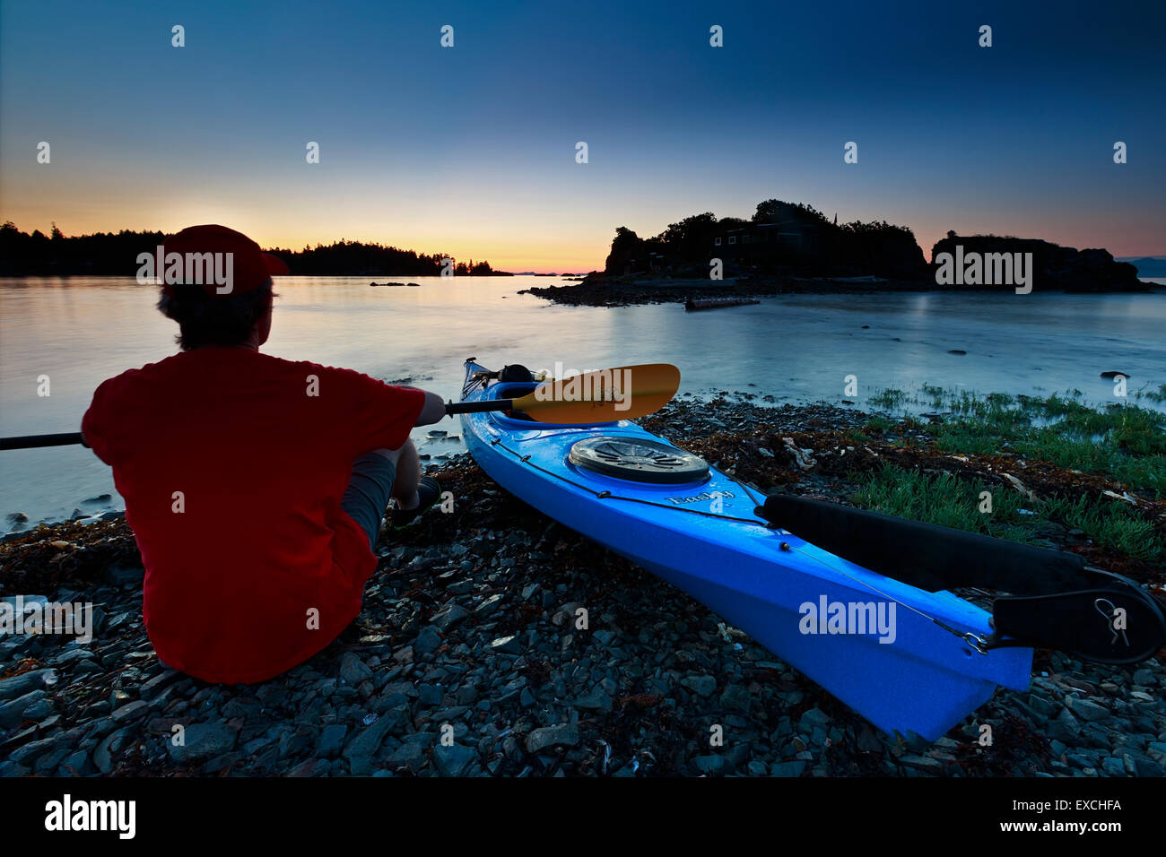 Kayak de mer au coucher du soleil, Pipers Lagoon Park, Nanaimo, île de Vancouver, Colombie-Britannique Banque D'Images