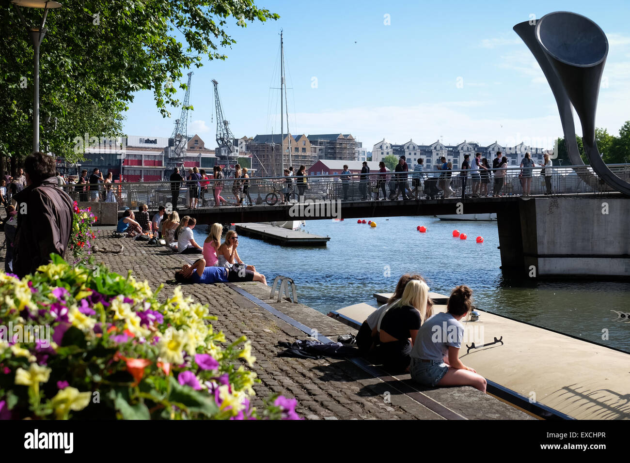 Les gens se détendre et profiter du soleil à l'harbourside de Bristol, Royaume-Uni Banque D'Images