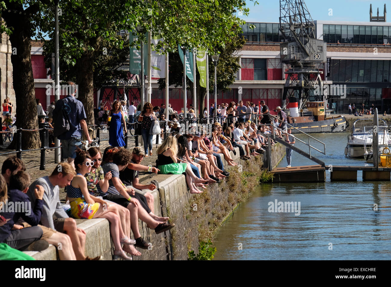 Les gens se détendre et profiter du soleil à l'harbourside de Bristol, Royaume-Uni Banque D'Images