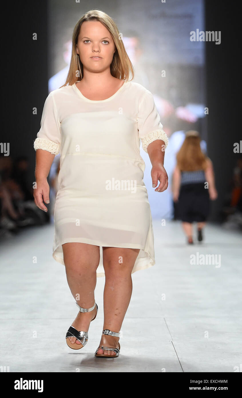 Berlin, Allemagne. 09 juillet, 2015. Un modèle présente une création de la collection "Auf Augenhoehe' par créateur pendant la piste Gedik Sema show '_Impuls 03 Graduate HTW' à la Mercedes-Benz Fashion Week à Berlin, Allemagne, 09 juillet 2015. Les collections Printemps/été 2016 ont été présentées lors de la Berlin Fashion Week du 07 au 10 juillet. Photo : BRITTA PEDERSEN/dpa/Alamy Live News Banque D'Images