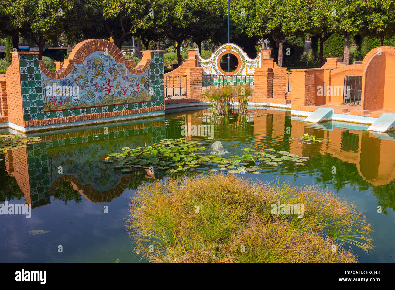 Nice style andalou étang dans le parc de Malaga, Espagne Banque D'Images