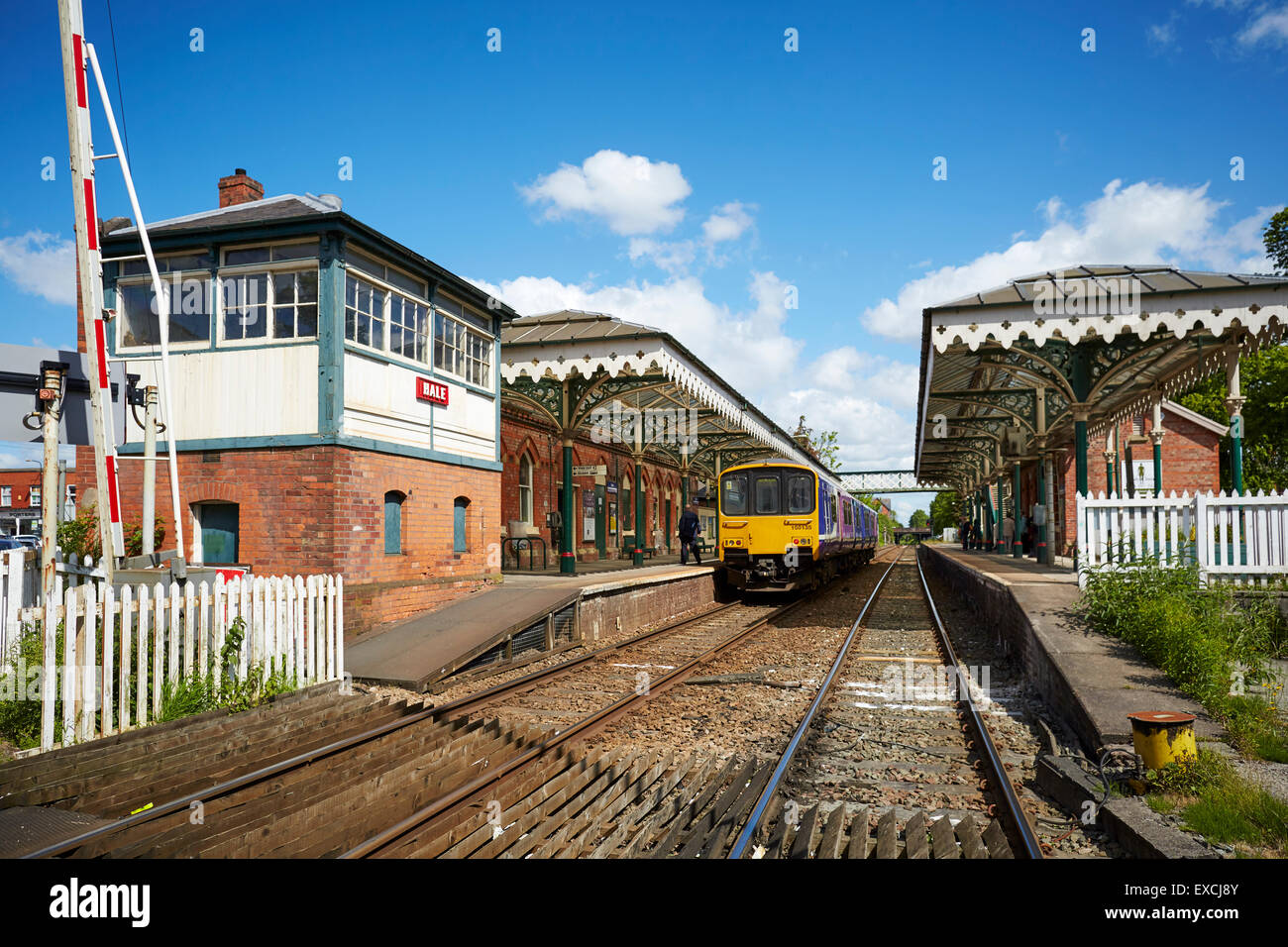 Hale railway station et le passage à niveau, Cheshire UK Hale est un village et électorale dans le quartier District métropolitain de Tr Banque D'Images