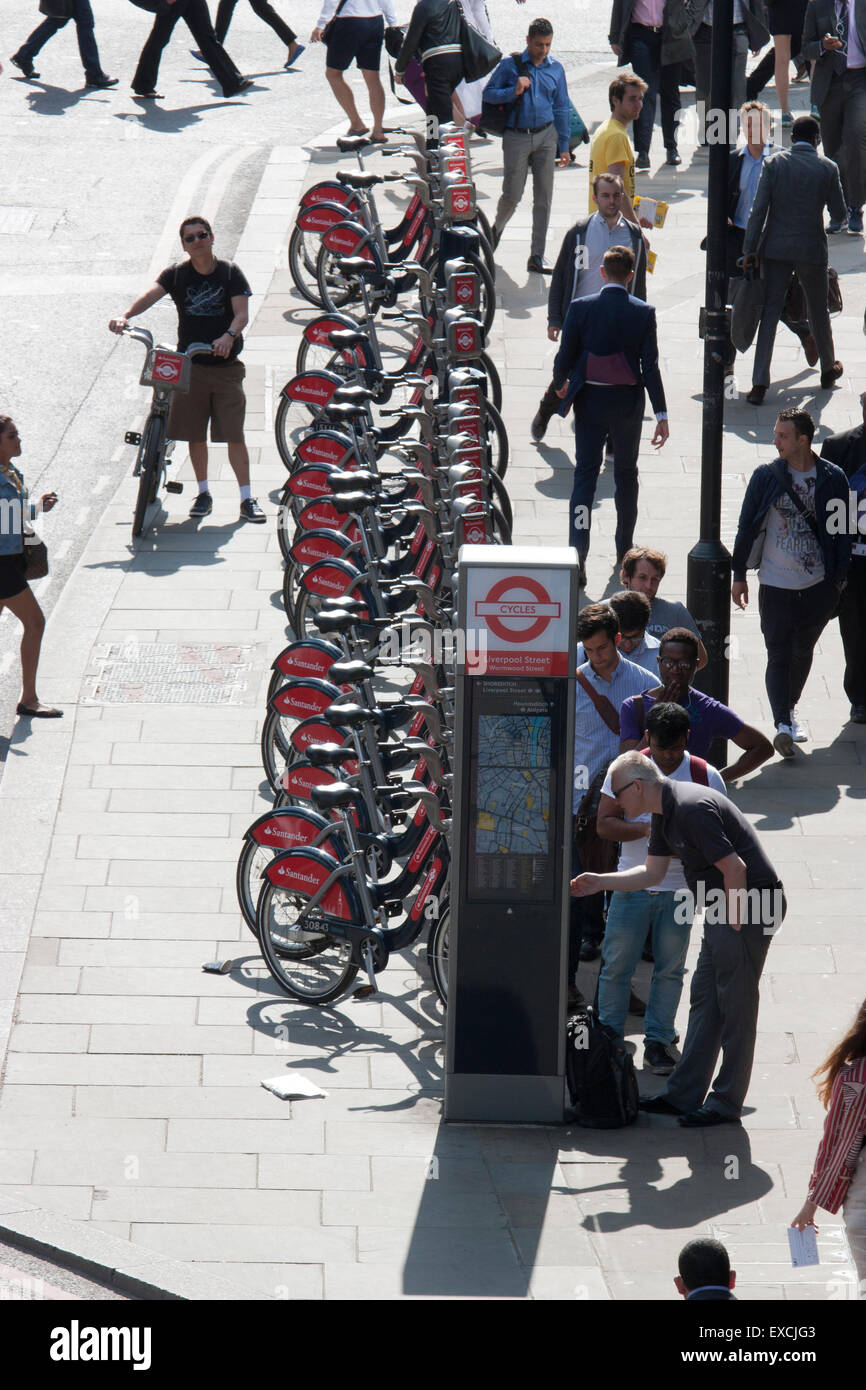 Files d'attente pour louer des vélos Boris marque Santander Londres lors de la London Underground tube strike Banque D'Images