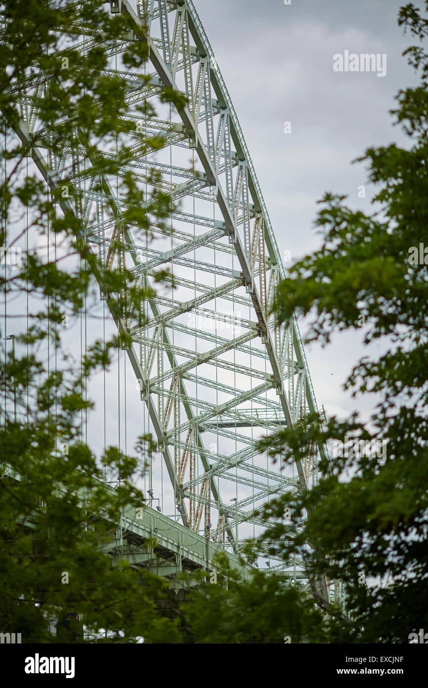 Runcorn est une ville industrielle et port du fret à Halton, Cheshire, Royaume-Uni. En photo le Silver Jubilee Bridge ou Runcorn Bridge cros Banque D'Images