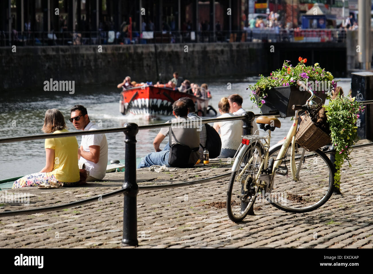 Les gens se détendre et profiter du soleil à l'harbourside de Bristol, Royaume-Uni Banque D'Images