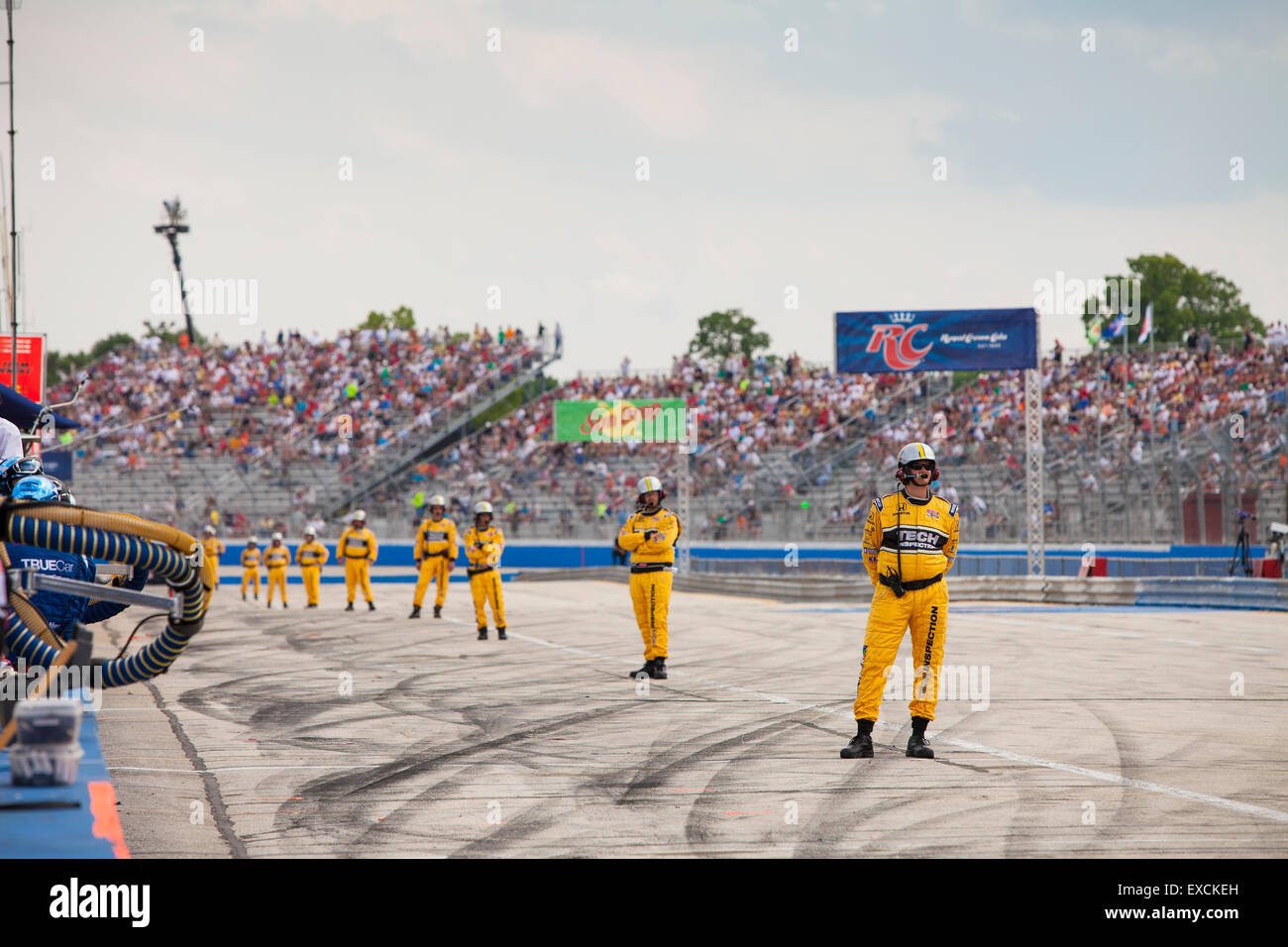 Indy Car pit crew en action lors d'une course d'IndyCar Series. Banque D'Images