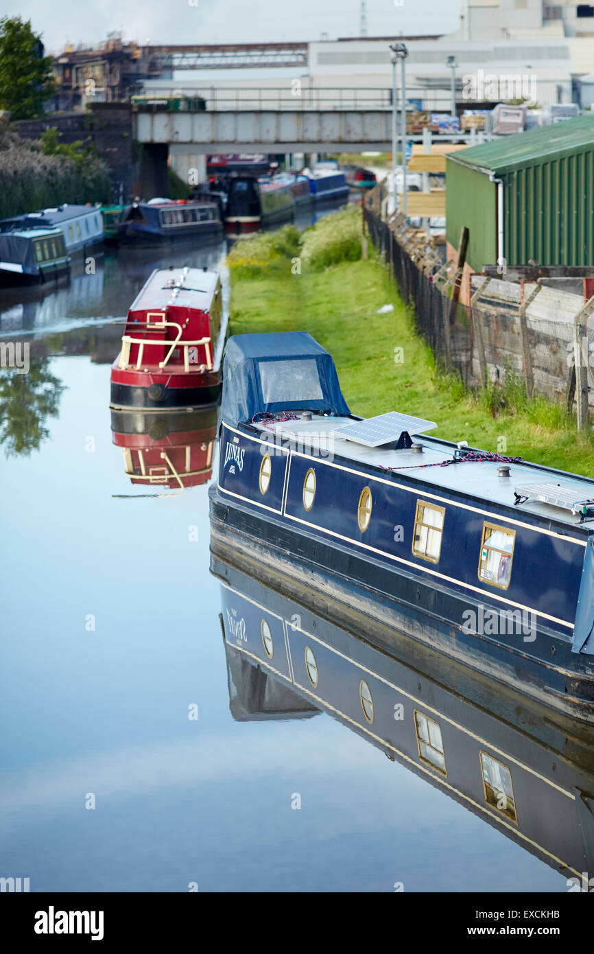 Northwich salon Wincham Wharf à Northwich de Manchester road avec Solvay Spécialités chimiques dans la distance du canal en bateau, Banque D'Images