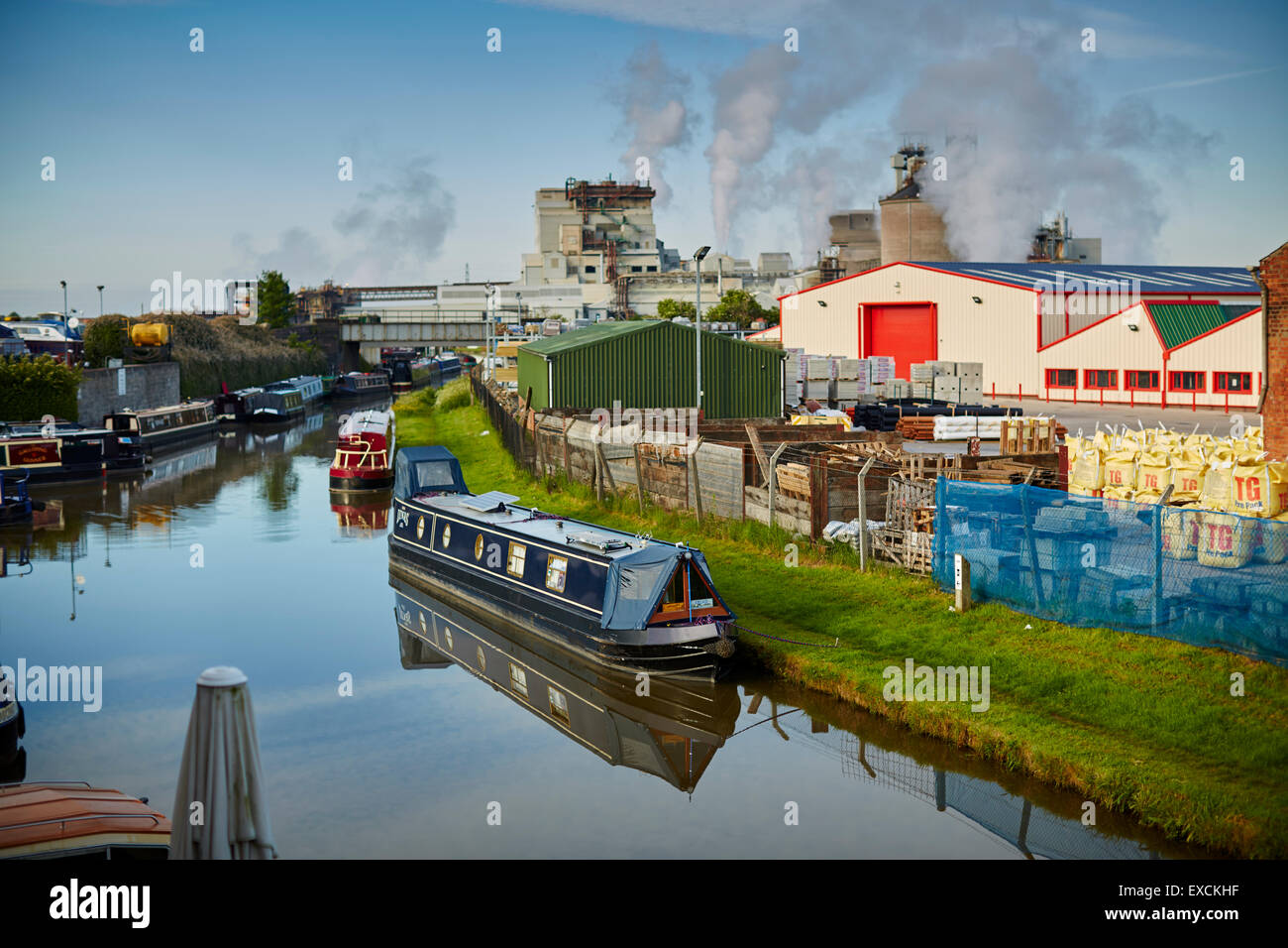 Northwich salon Wincham Wharf à Northwich de Manchester road avec Solvay Spécialités chimiques dans la distance du canal en bateau, Banque D'Images
