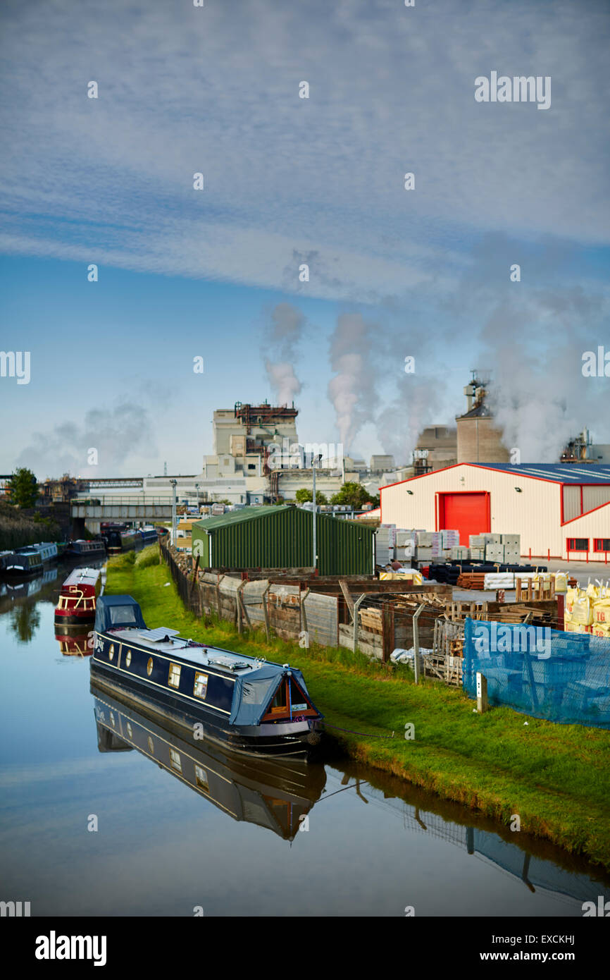 Northwich salon Wincham Wharf à Northwich de Manchester road avec Solvay Spécialités chimiques dans la distance du canal en bateau, Banque D'Images