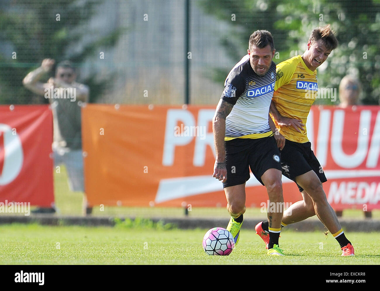 Udine, Italie. 11 juillet, 2015. Le défenseur Maurizio Domizzi rivalise avec le milieu de terrain Melker Charles Otto Hallberg au cours de l'Udinese en Serie A L'équipe de football entraînement d'été. Juillet 11, 2015, centre de formation Bruschi. photo Simone Ferraro / Alamy Live News Banque D'Images