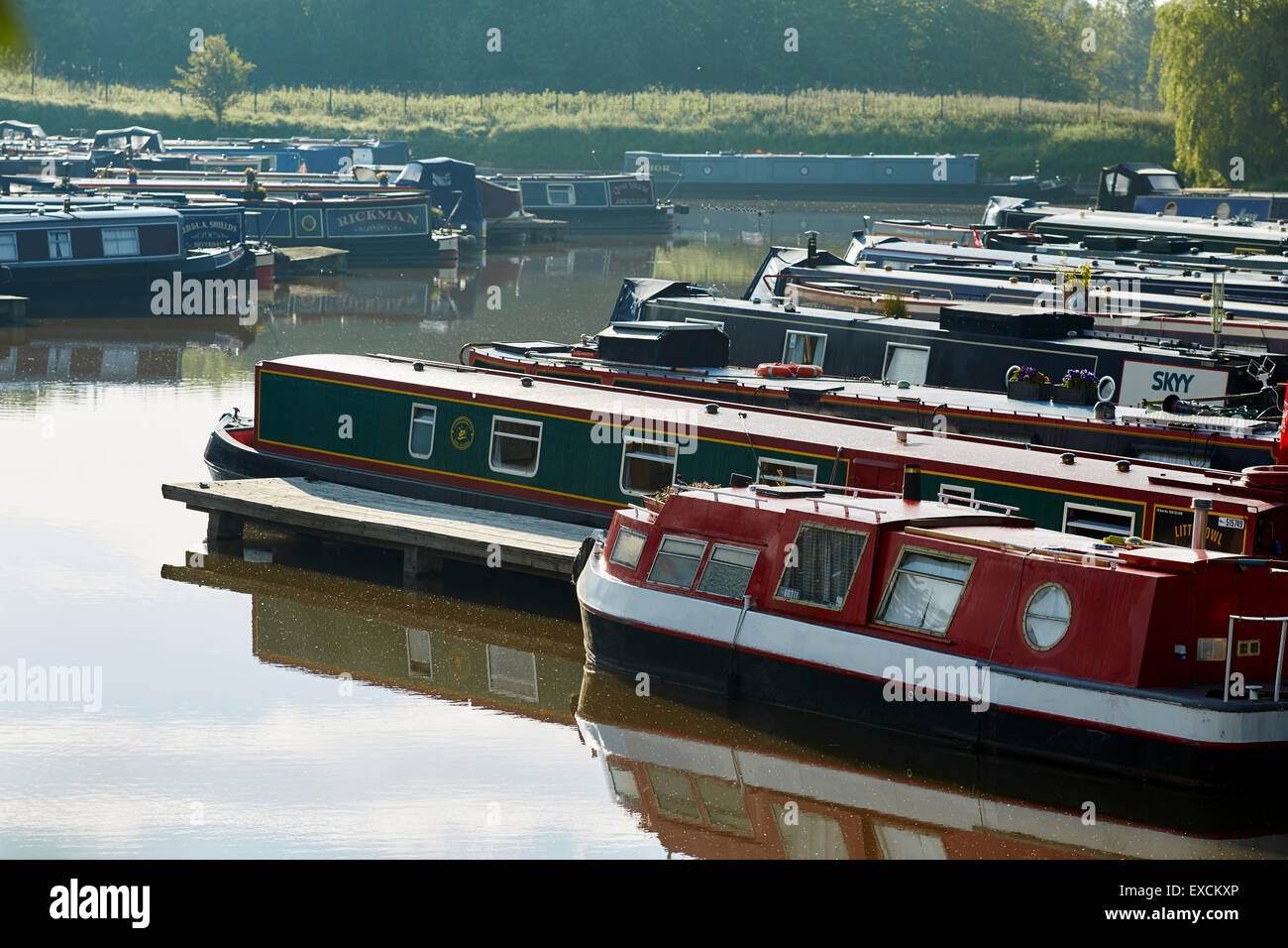 Morings sur le Trent et Mersey Canal près de l'ascenseur à l'Anderton est un ascenseur à caisson deux près du village d'Anderton, Banque D'Images