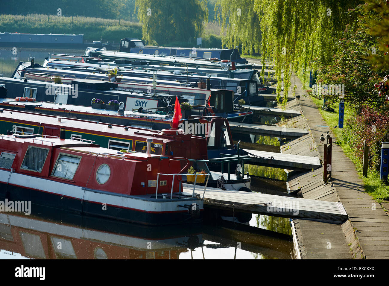 Morings sur le Trent et Mersey Canal près de l'ascenseur à l'Anderton est un ascenseur à caisson deux près du village d'Anderton, Banque D'Images