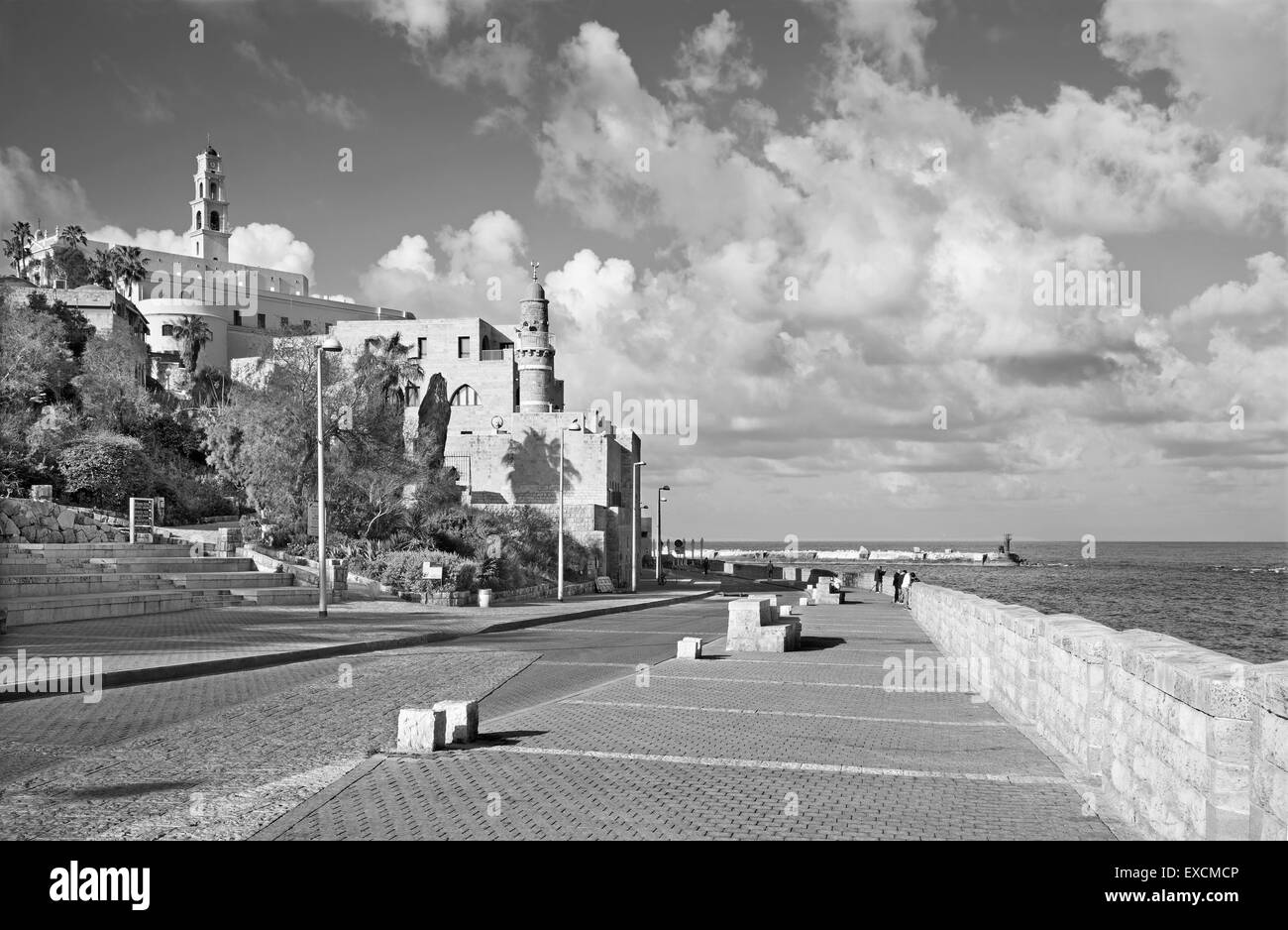 TEL AVIV, ISRAËL - 2 mars 2015 : le front de mer dans la vieille ville de Jaffa à Tel-Aviv en matinée. Banque D'Images