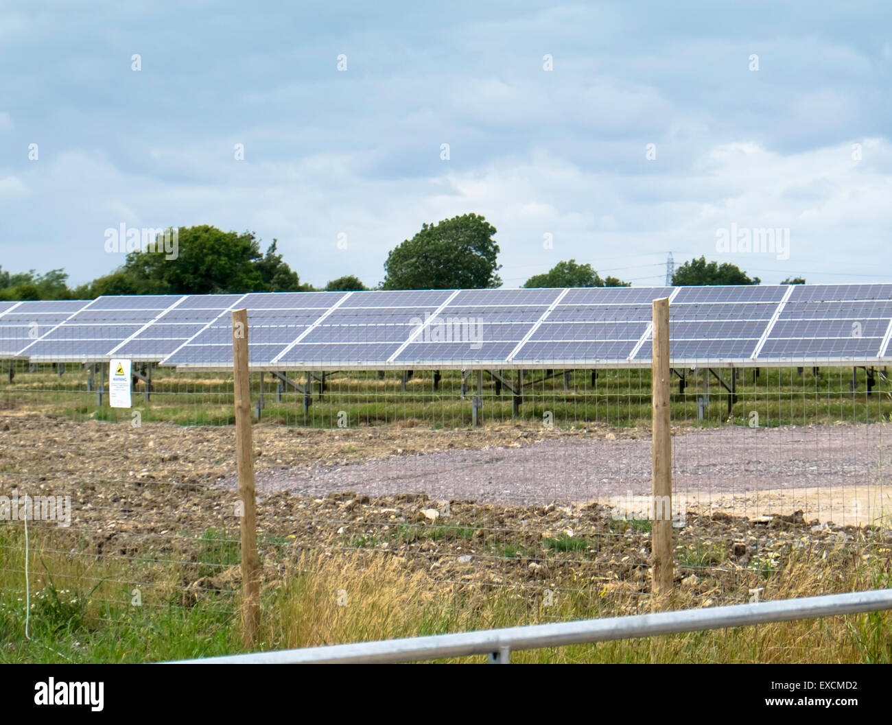 Une ferme solaire dans la campagne du Gloucestershire. Banque D'Images