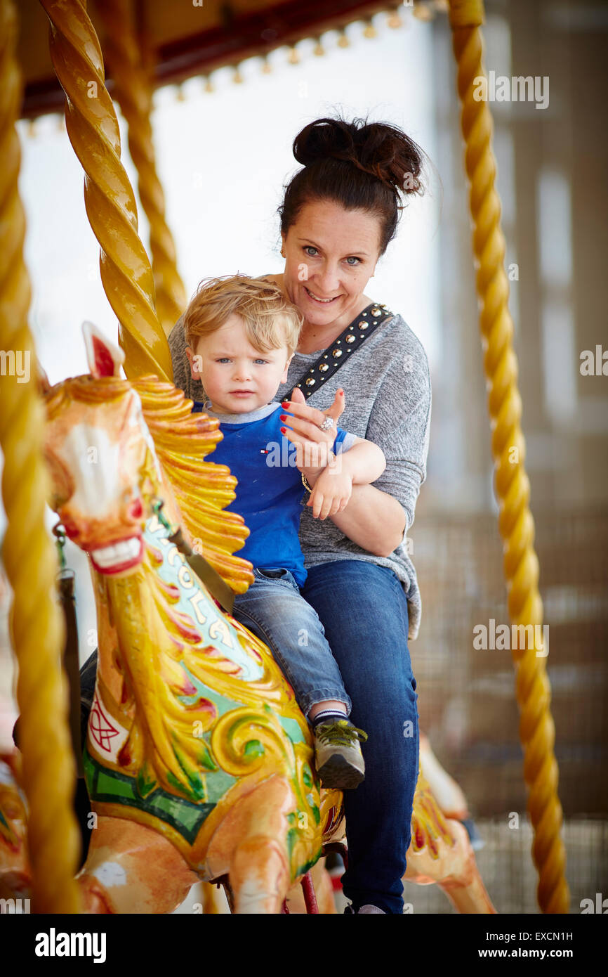 Images autour de Southport en photo la mère et l'enfant sur un carrousel à la mer/Southport est une grande ville balnéaire dans le Banque D'Images