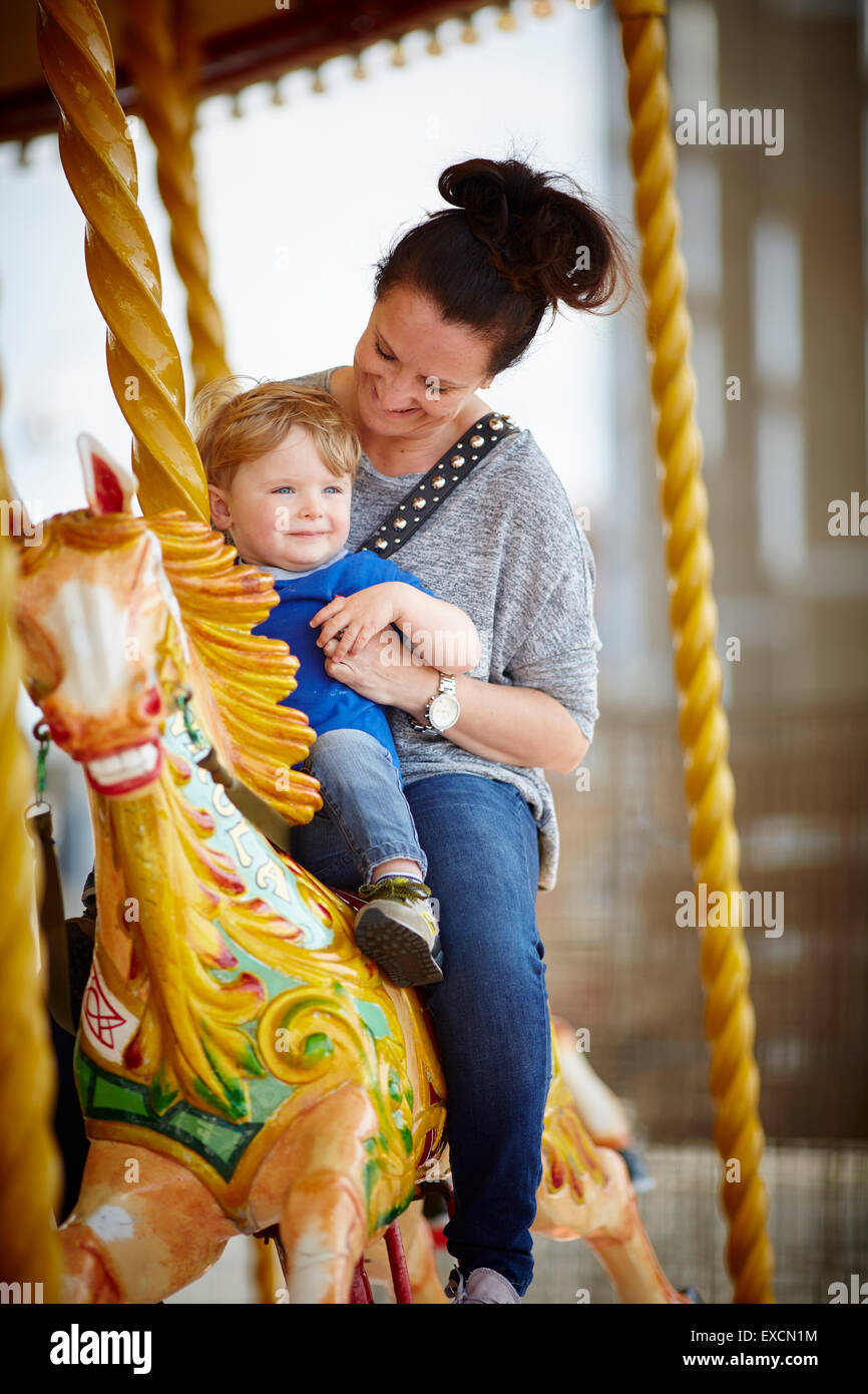 Images autour de Southport en photo la mère et l'enfant sur un carrousel à la mer/Southport est une grande ville balnéaire dans le Banque D'Images