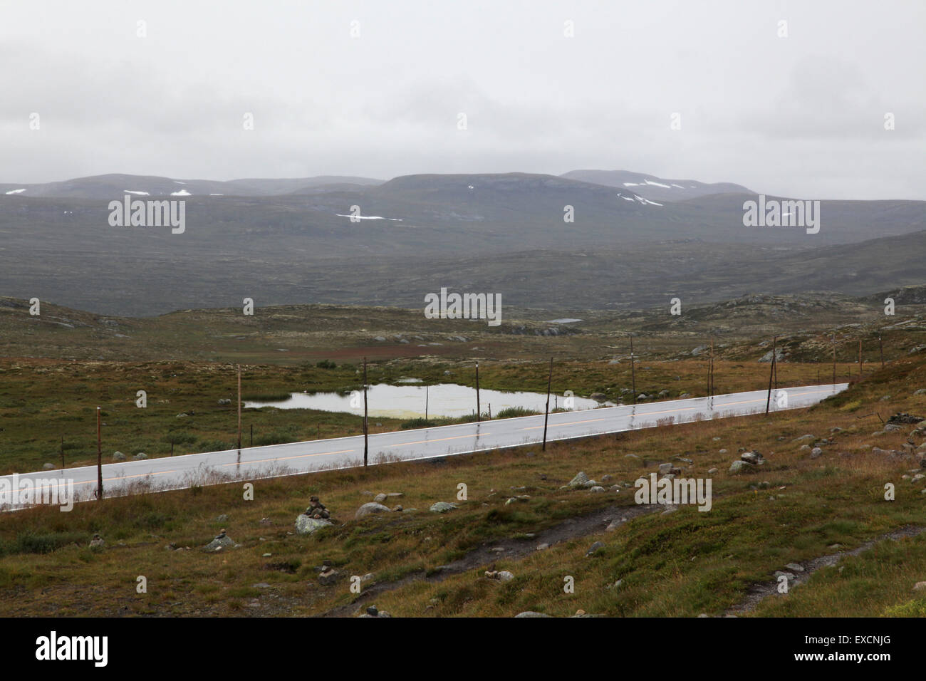 Route qui serpente à travers les montagnes en Norvège Banque D'Images