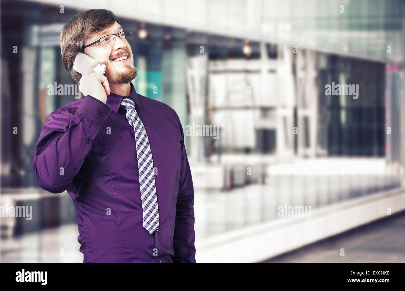 Portrait of a young businessman talking on the phone Banque D'Images