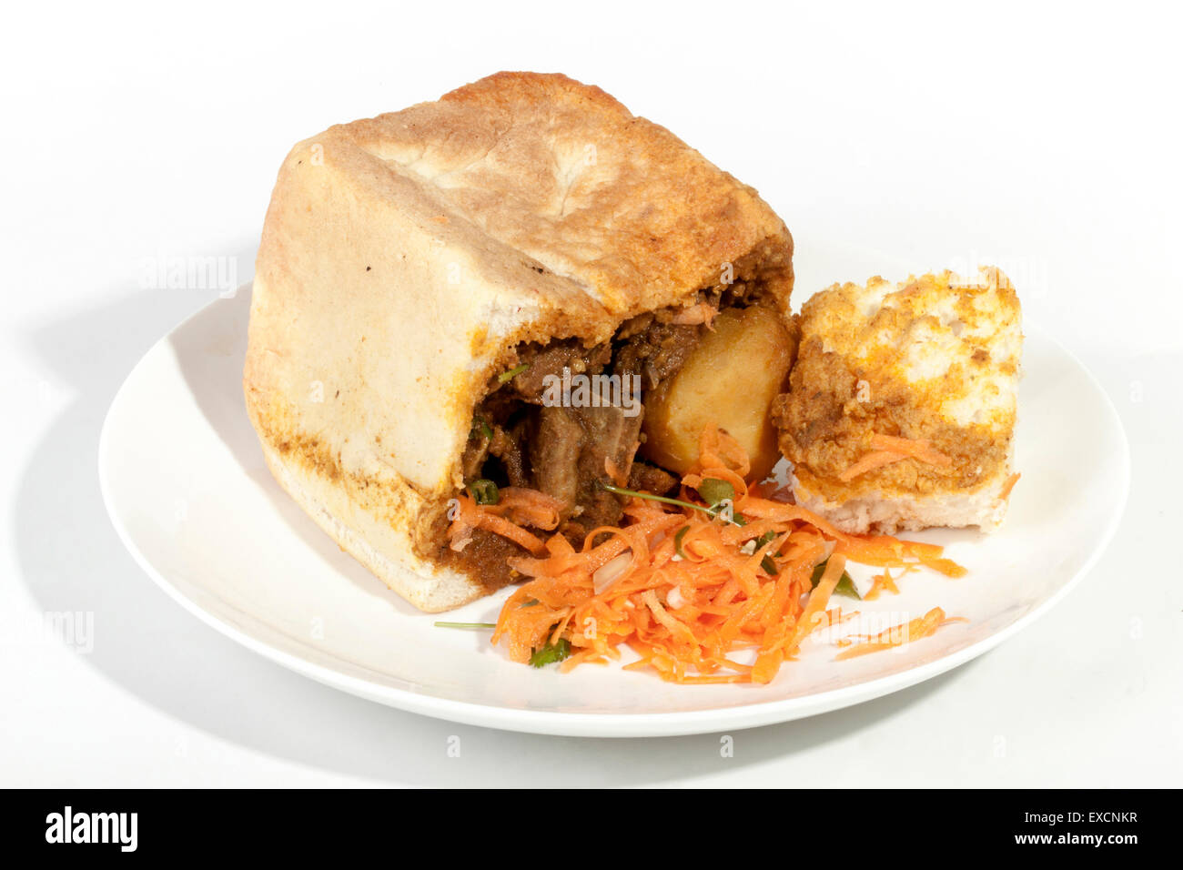 Studio shot Durban bunny chow traditionnelle sauce curry montrant à la carotte pain trempé