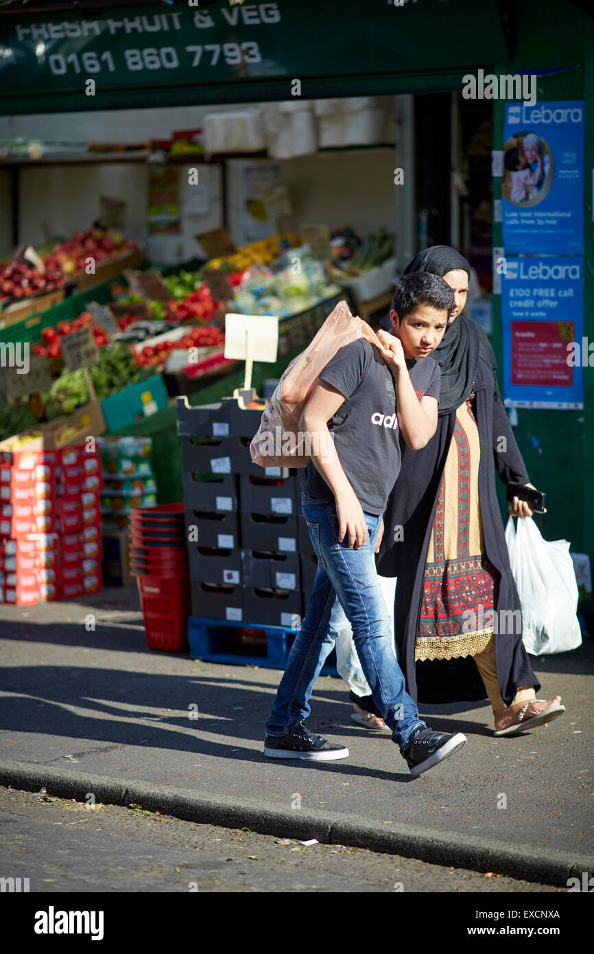 MANCHESTER Whalley Range salon boutiques sur Clarendon Road supermarché Fruits Aliments monde asiatique street traders pakistan indien communi Banque D'Images