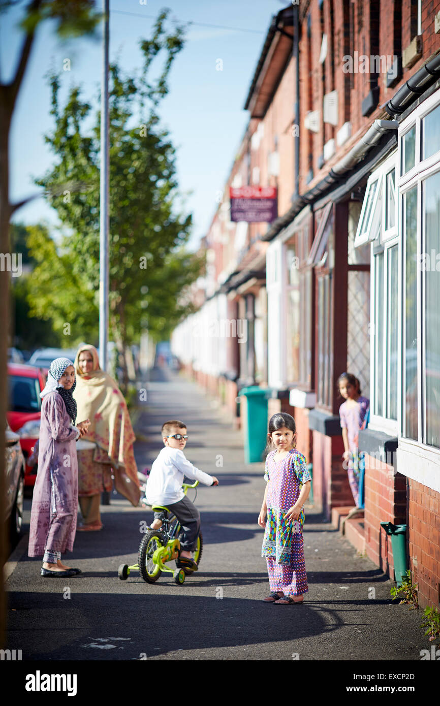 MANCHESTER Whalley Range salon boutiques sur Clarendon Road supermarché Fruits Aliments monde asiatique street traders pakistan indien communi Banque D'Images