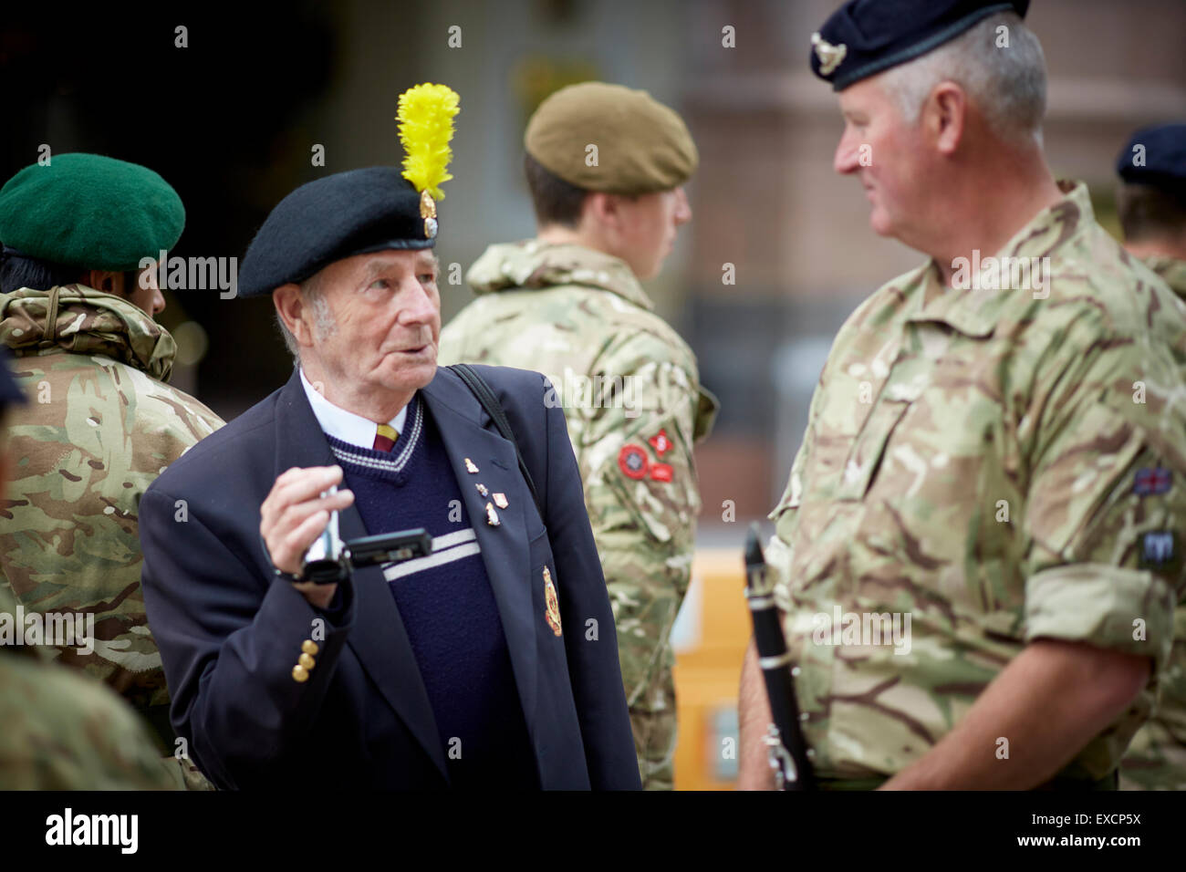 La JOURNÉE DES FORCES ARMÉES DANS LE CENTRE-VILLE DE MANCHESTER. un vieux soldat vétéran soldat soldat en uniforme s'entretient avec des bottes de l'armée bataille camouf Banque D'Images La JOURNÉE DES FORCES ARMÉES DANS LE CENTRE-VILLE DE MANCHESTER. un vieux soldat vétéran soldat soldat en uniforme s'entretient avec des bottes de l'armée bataille camouf Banque D'Images