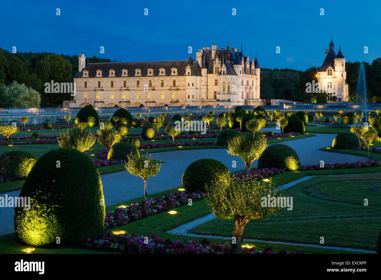 Courts de jardin de Diane de Poitiers et Château de Chenonceau dans la vallée de la Loire Centre, France Banque D'Images