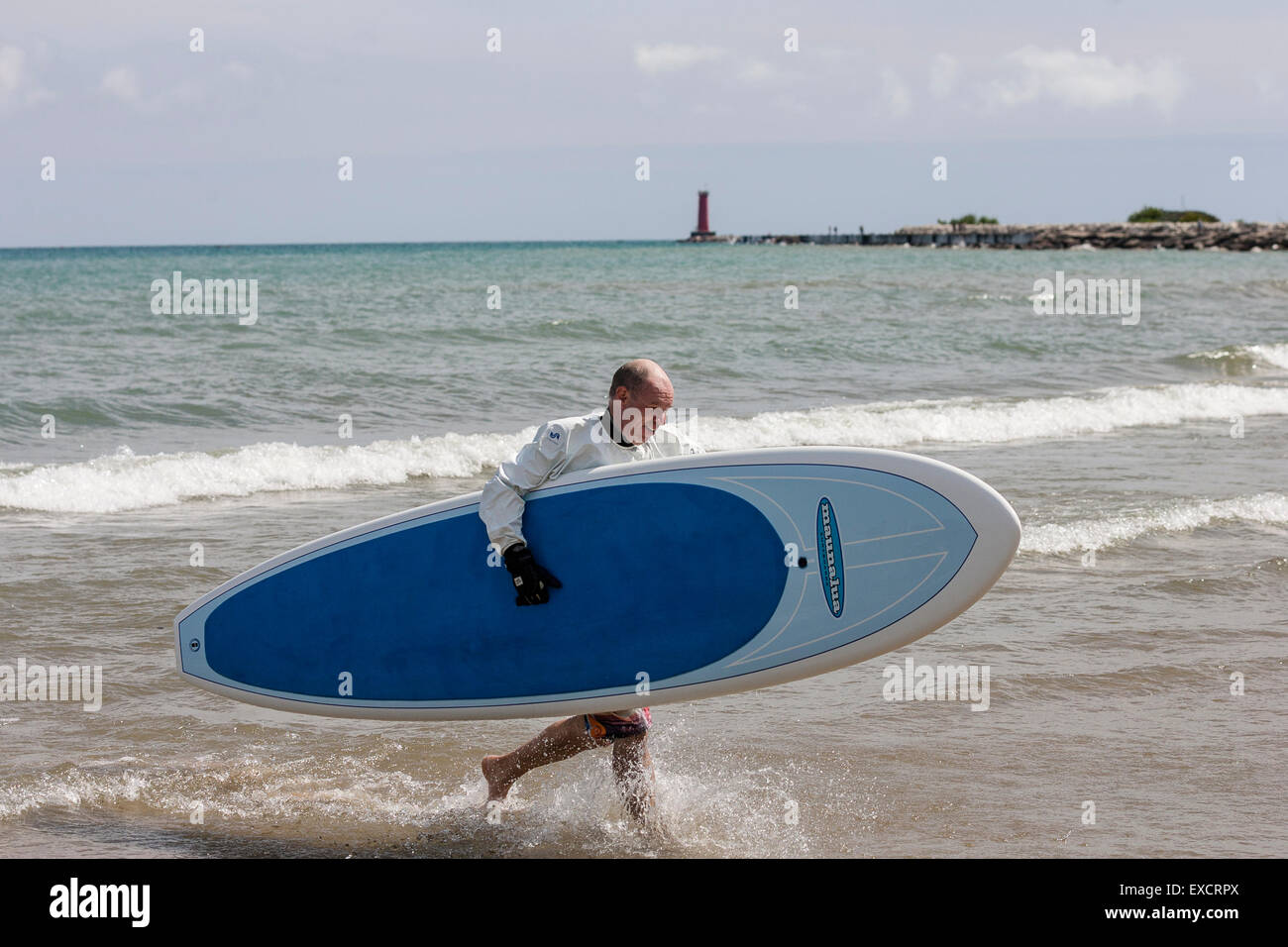 Un homme participant à l'événement classique Surf Dairyland, une source d'eau fraîche de l'événement surf sur le lac Michigan. Banque D'Images