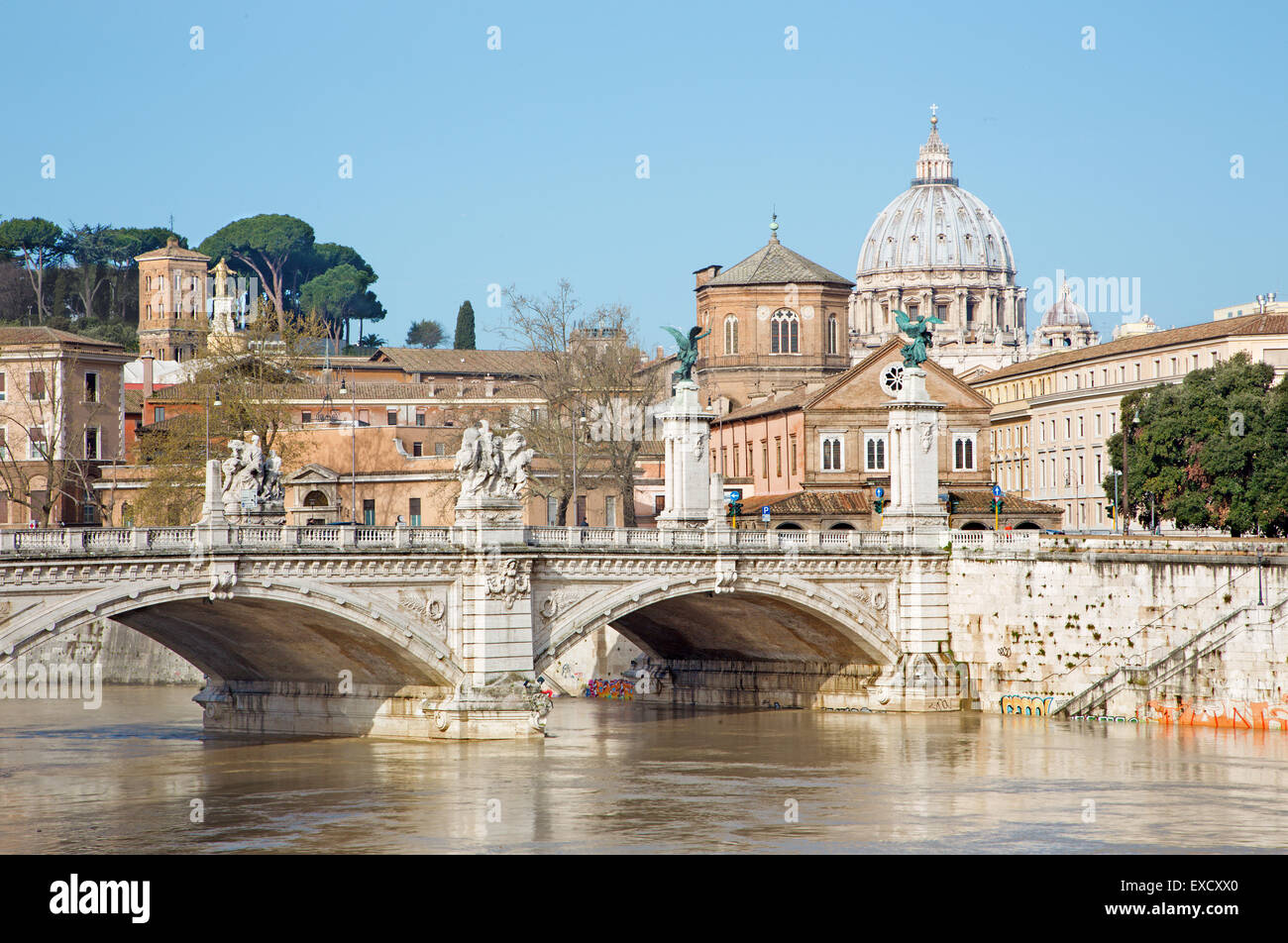 Rome - Vittorio Emanuele II et coupole de la basilique St Pierre en arrière-plan. Banque D'Images