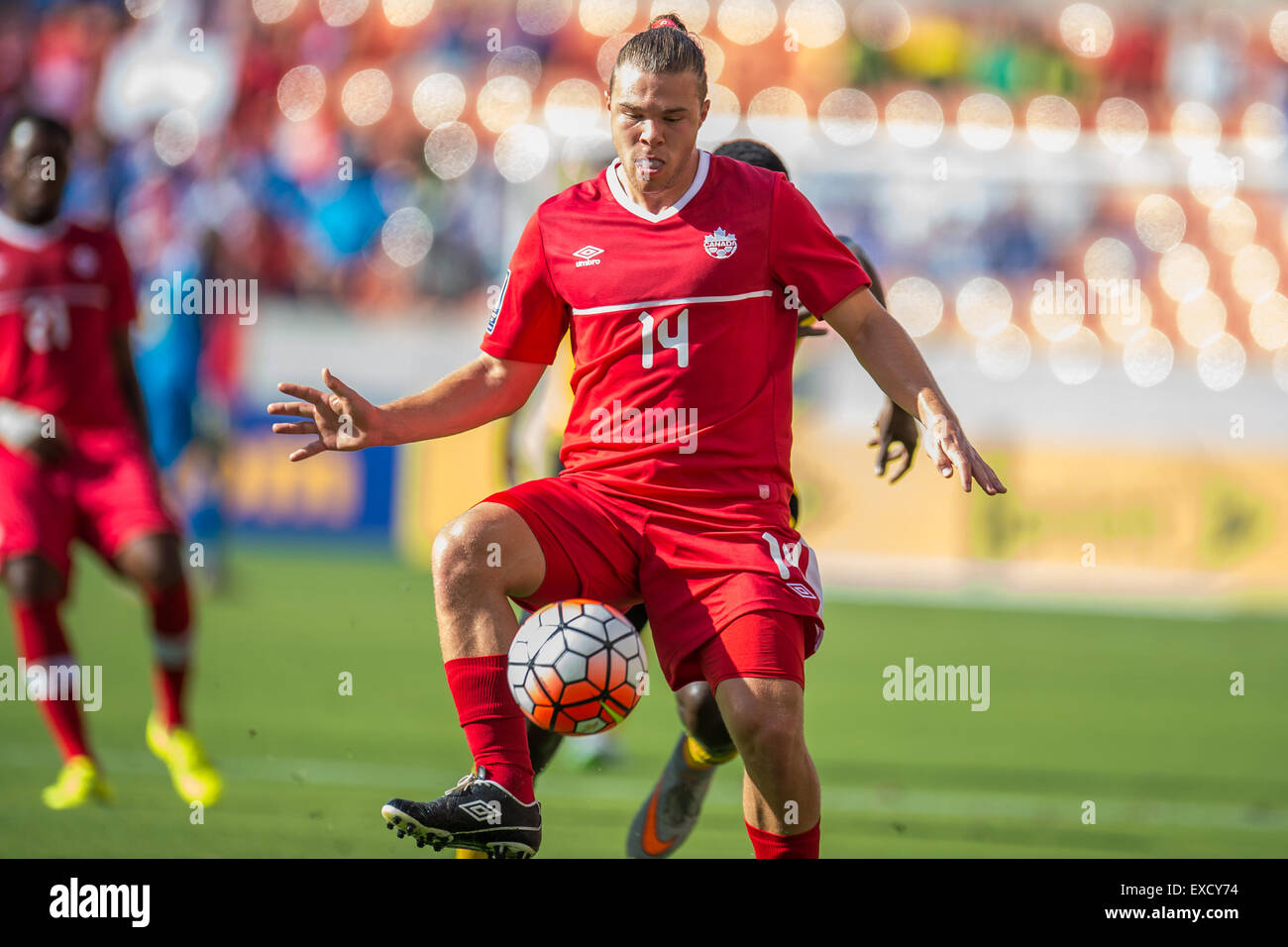 Houston, TX, USA. 11 juillet, 2015. Le milieu de terrain du Canada Samuel Piette (14) contrôle le ballon pendant le 1er semestre d'une Gold Cup match de football entre le Canada et la Jamaïque au stade BBVA Compass à Houston, TX. /Alamy Live News Crédit : Cal Sport Media/Alamy Live News Banque D'Images