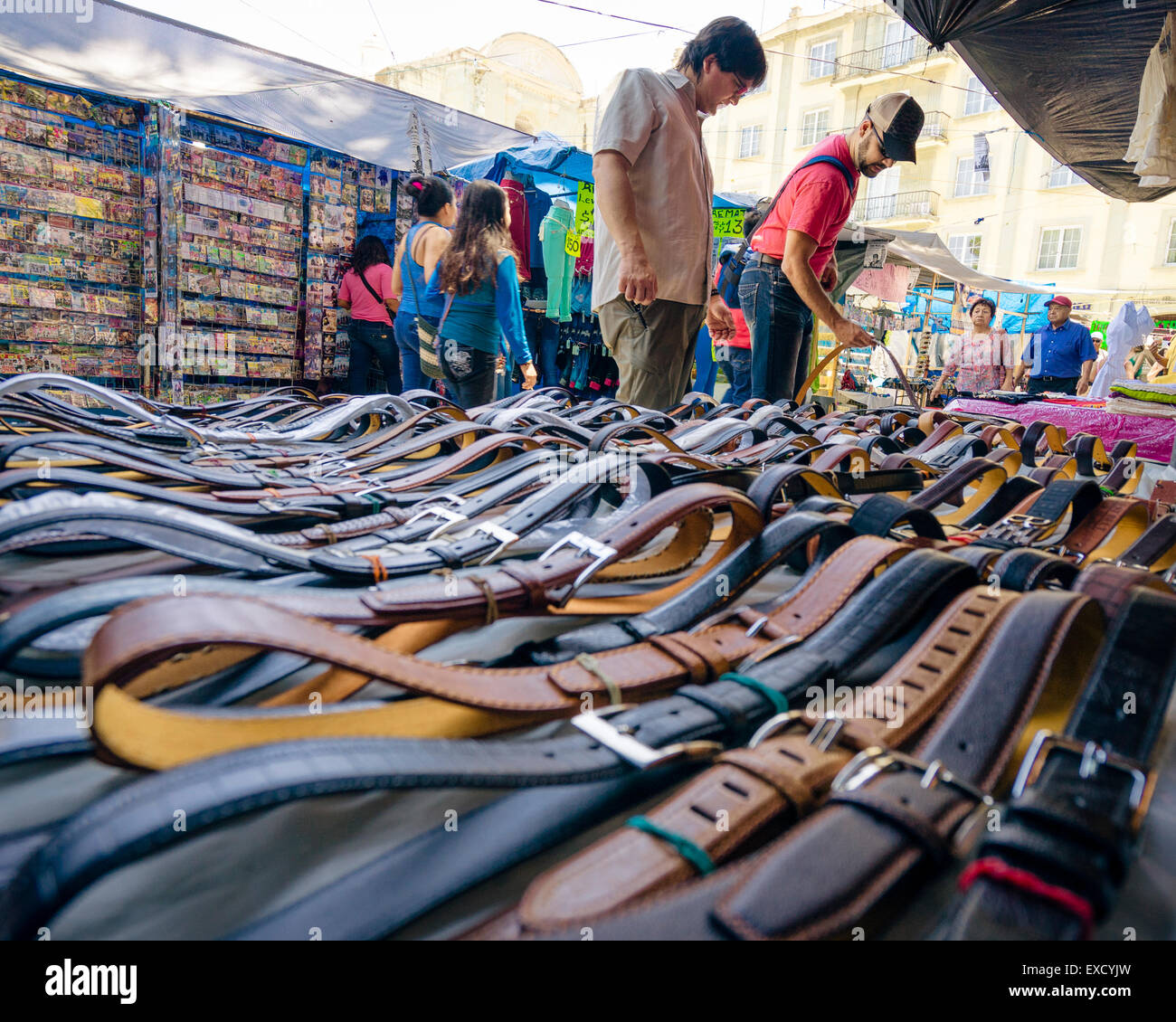 Les ceintures en cuir pour hommes shopping au Zocalo à Oaxaca au Mexique Le marché Banque D'Images