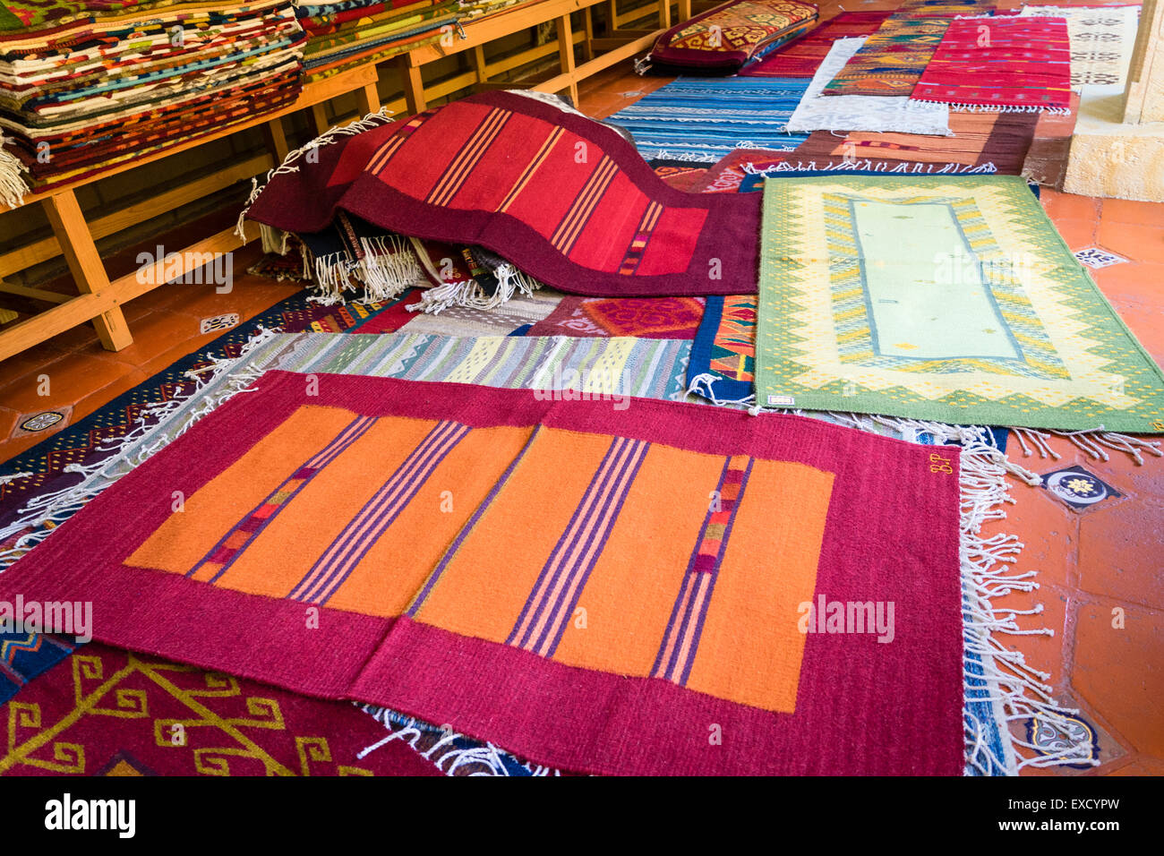 Tapis tissés traditionnels faits à la main sur l'affichage à l'ensouple shop à Teotitlan del Valle de Oaxaca au Mexique Banque D'Images