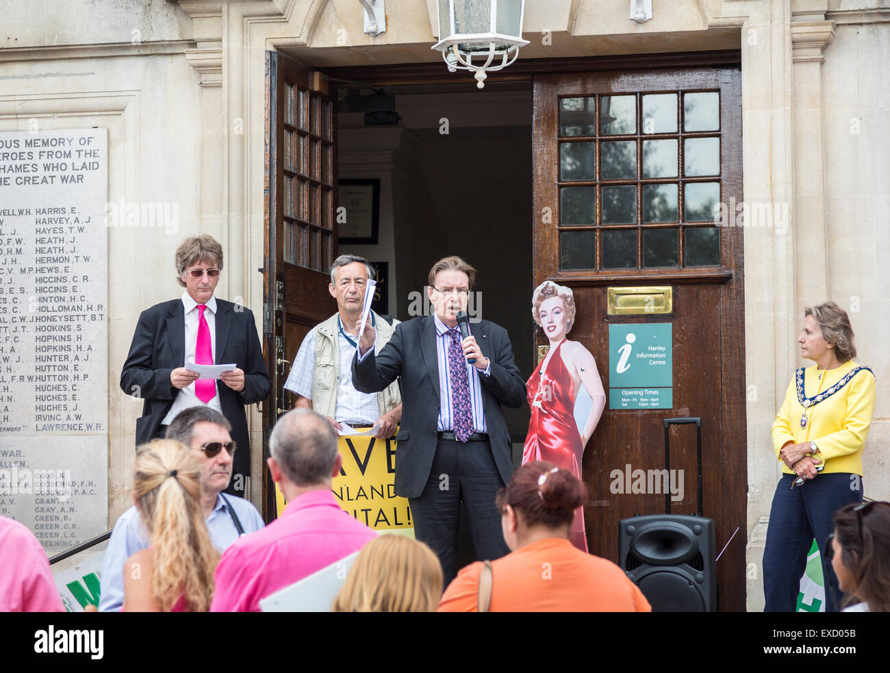 Henley-on-Thames, Royaume-Uni. 11 juillet, 2015. John Howell, député de Henley-on-Thames, fait un discours sur les marches de l'hôtel de ville à la fin d'une marche de protestation à Henley-on-Thames, Oxfordshire, Angleterre, le samedi 11 juillet 2015 contre la mise en service clinique de l'Oxfordshire plans du groupe de travail pour son nouveau campus de la santé, Hôpital Townlands. Le nouvel hôpital a été initialement prévu pour 18 lits, ont maintenant changé à 5 lits dans une maison de soins d'être construite à côté de l'hôpital, qui laisserait Townlands sans lits pour 6 mois. Credit : Graham Prentice/Alamy Live News Banque D'Images