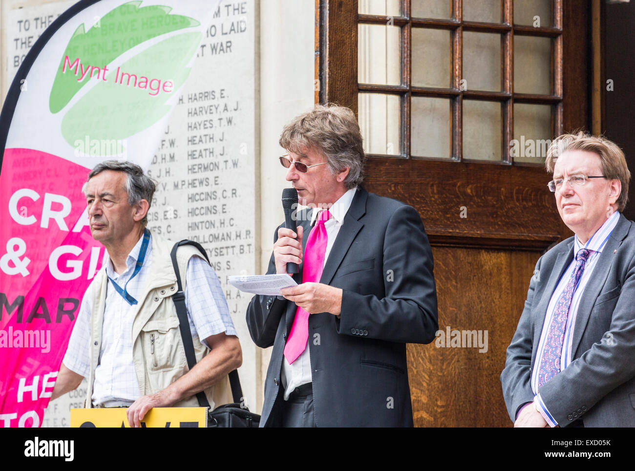 Henley-on-Thames, Royaume-Uni. 11 juillet, 2015. Le conseiller Ian Reissmann Henley, président du groupe de direction Townlands, fait un discours à la fin d'une marche de protestation à Henley-on-Thames, Oxfordshire, Angleterre, le samedi 11 juillet 2015 contre la mise en service clinique de l'Oxfordshire plans du groupe de travail pour son nouveau campus de la santé, Hôpital Townlands. Le nouvel hôpital a été initialement prévu pour 18 lits, ont maintenant changé à 5 lits dans une maison de soins d'être construite à côté de l'hôpital, qui laisserait Townlands sans lits pour 6 mois. Credit : Graham Prentice/Alamy Live News Banque D'Images