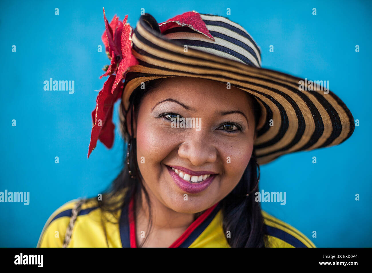 Portrait d'une jeune fille autochtone Wayuu habillé pour un événement scolaire Uribia, La Guajira, la Colombie. Banque D'Images