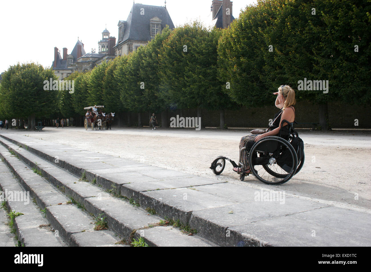 Femme en fauteuil roulant l'exploration de Barbizon, France Banque D'Images