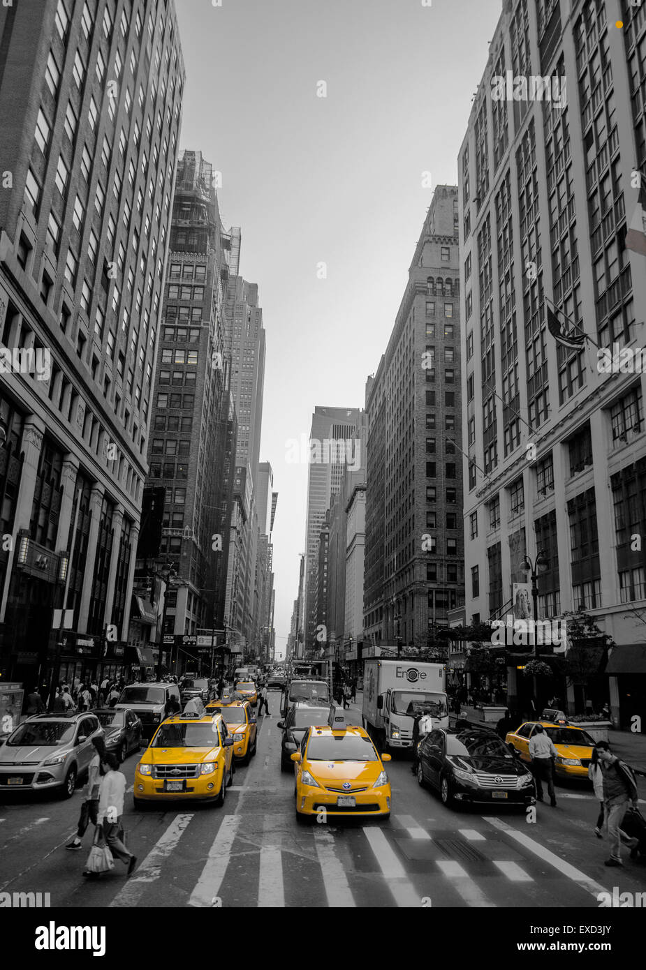 New York grands bâtiments : image en noir et blanc de grands bâtiments à New York avec les taxis et beaucoup de personnes Banque D'Images