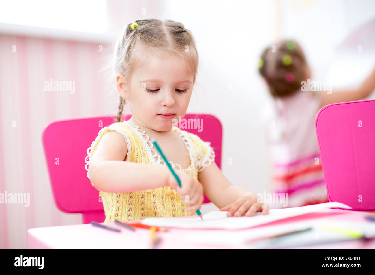 Les filles dans les jardins d'enfants peinture à la maison Banque D'Images