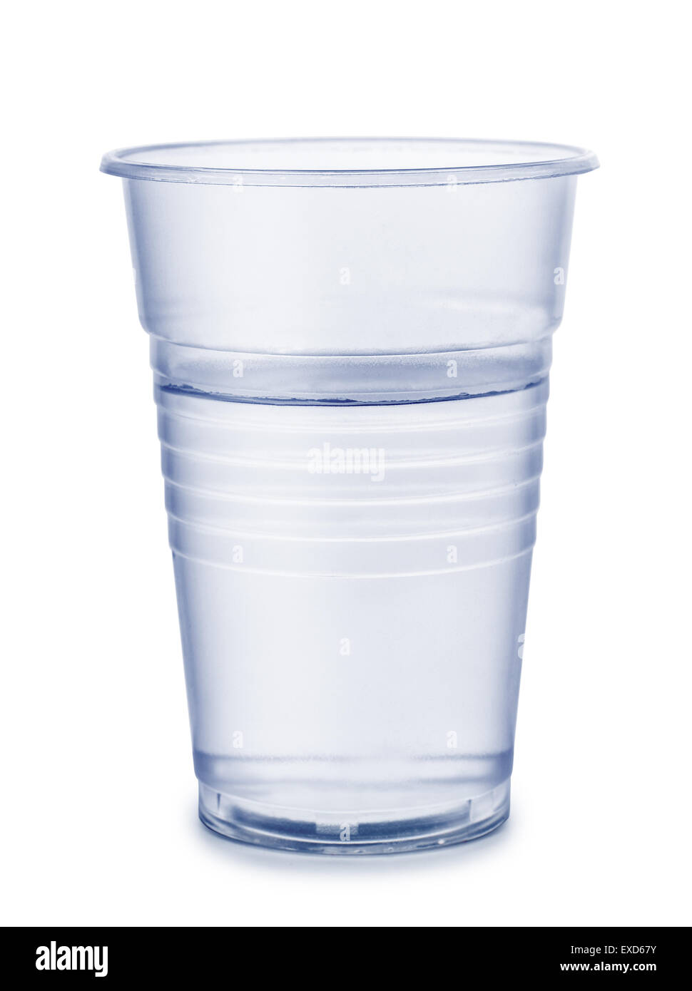 Tasse en plastique d'eau isolé sur blanc Banque D'Images