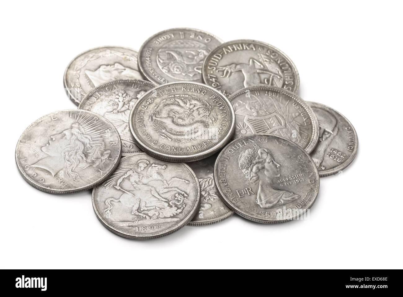 Tas de vieilles pièces d'argent isolated on white Banque D'Images
