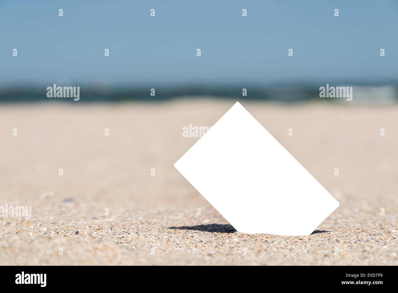 Carte photo instantanée blanc vide sur le sable de la plage en été Banque D'Images