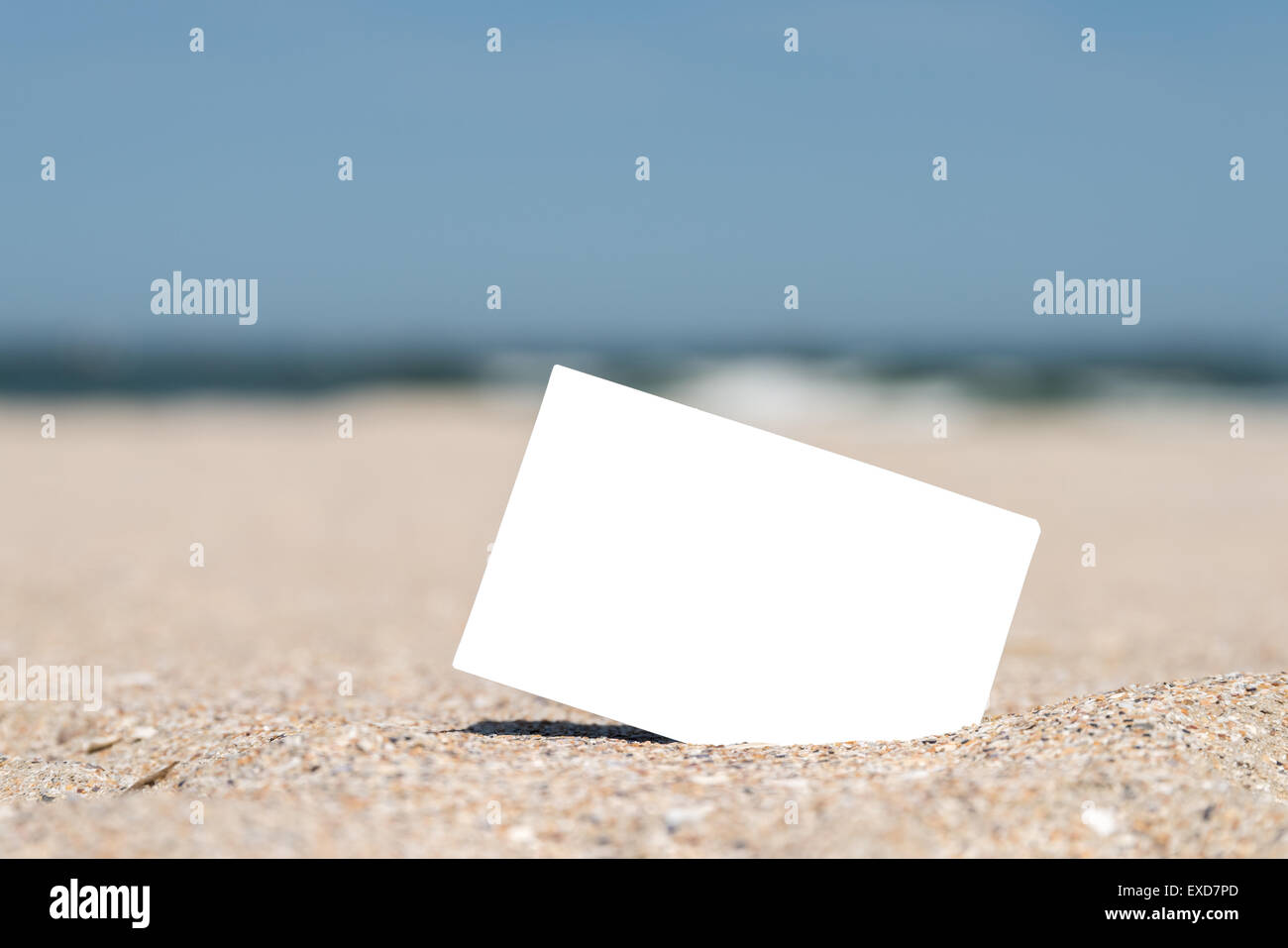 Carte photo instantanée blanc vide sur le sable de la plage en été Banque D'Images
