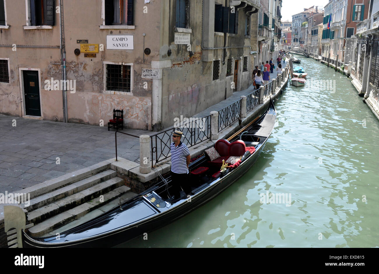 Italie Venise Cannaregio région canal au Campo Santo de Strada Nova - gondolier vantant aux touristes - la lumière du soleil et les ombres Banque D'Images