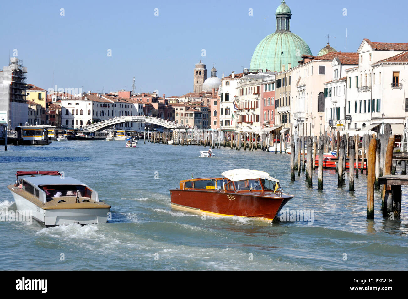 Italie - Venise - Cannaregio région - Canale Grande - Scène mouvementée vers Ponti Dei pont Scalzi - brillant du soleil - blue sky Banque D'Images