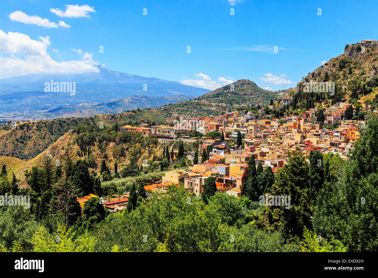 Village de Taormina et l'Etna, District de Messine, Sicile, Italie Banque D'Images