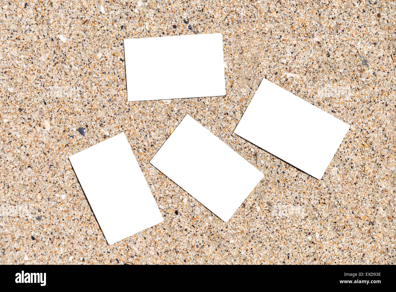 Cartes d'affaires blanc vide sur le sable de la plage en été Banque D'Images