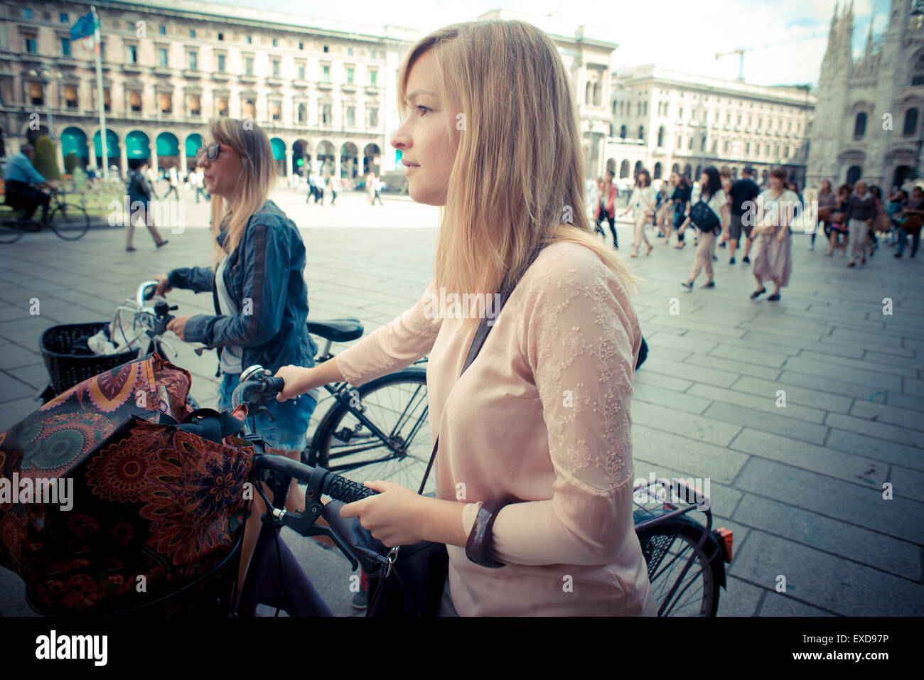 Deux belles femmes blondes shopping sur le vélo dans la ville Banque D'Images